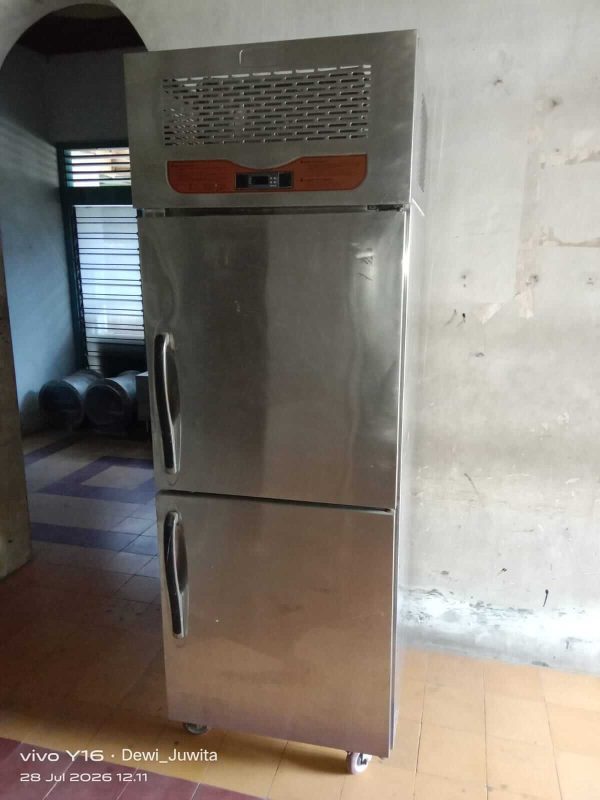 Upright Chiller 2 Pintu 600L (Bekas)