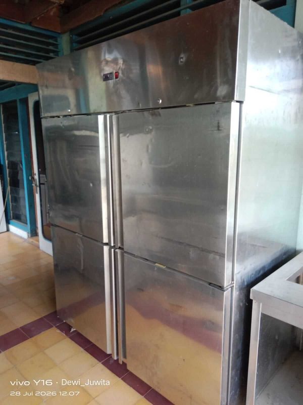 Upright Chiller 4 Pintu 1200L (Bekas)